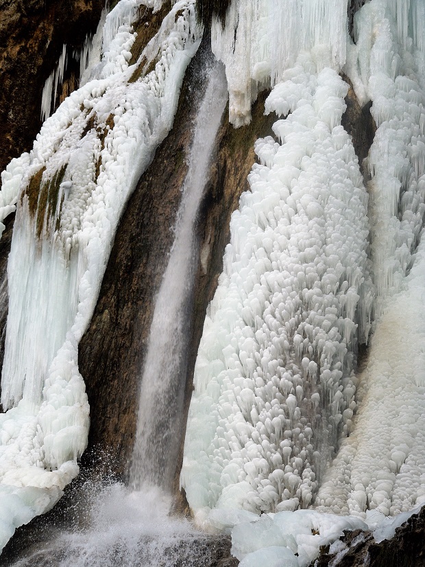 Concrétions de glace à la cascade de Glandieu